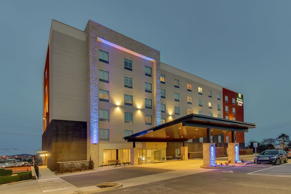 Holiday Inn Express & Suites Nashville Metrocenter Downtown by IHG 1