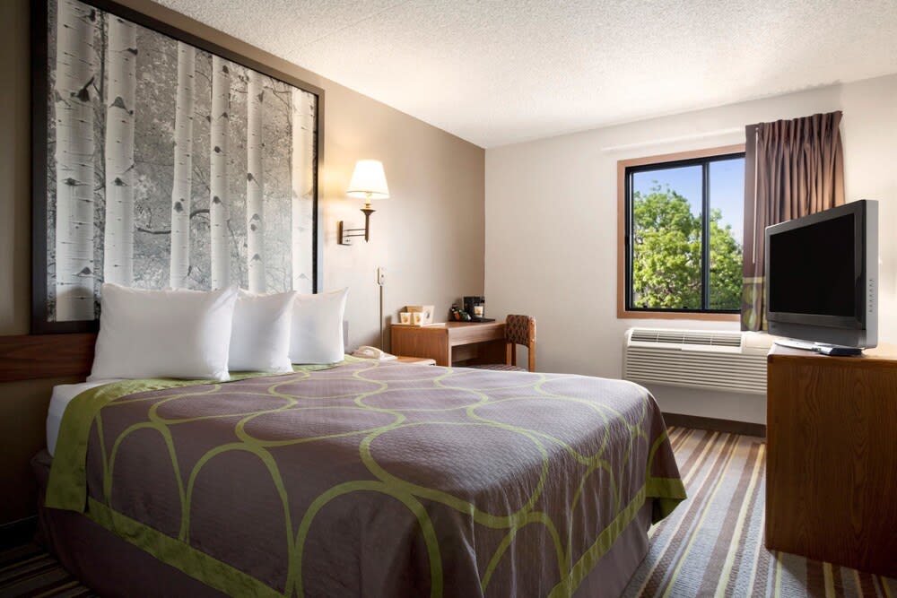 Super 8 by Wyndham Westminster Denver North 4