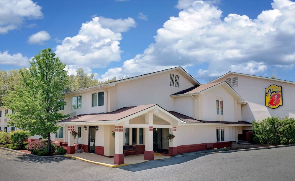 Super 8 by Wyndham Newburgh/West Point Near Stewart Airport 1