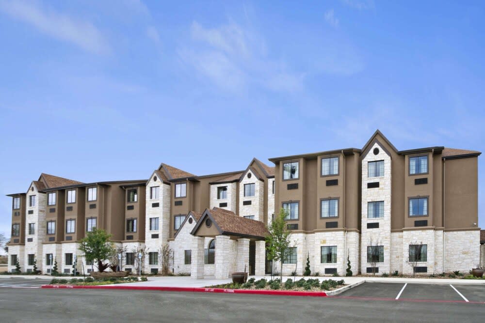 Microtel Inn & Suites by Wyndham Round Rock 1