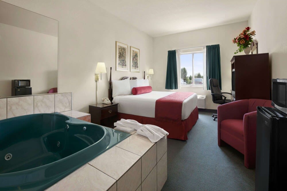 Days Inn & Suites by Wyndham Romeoville 2