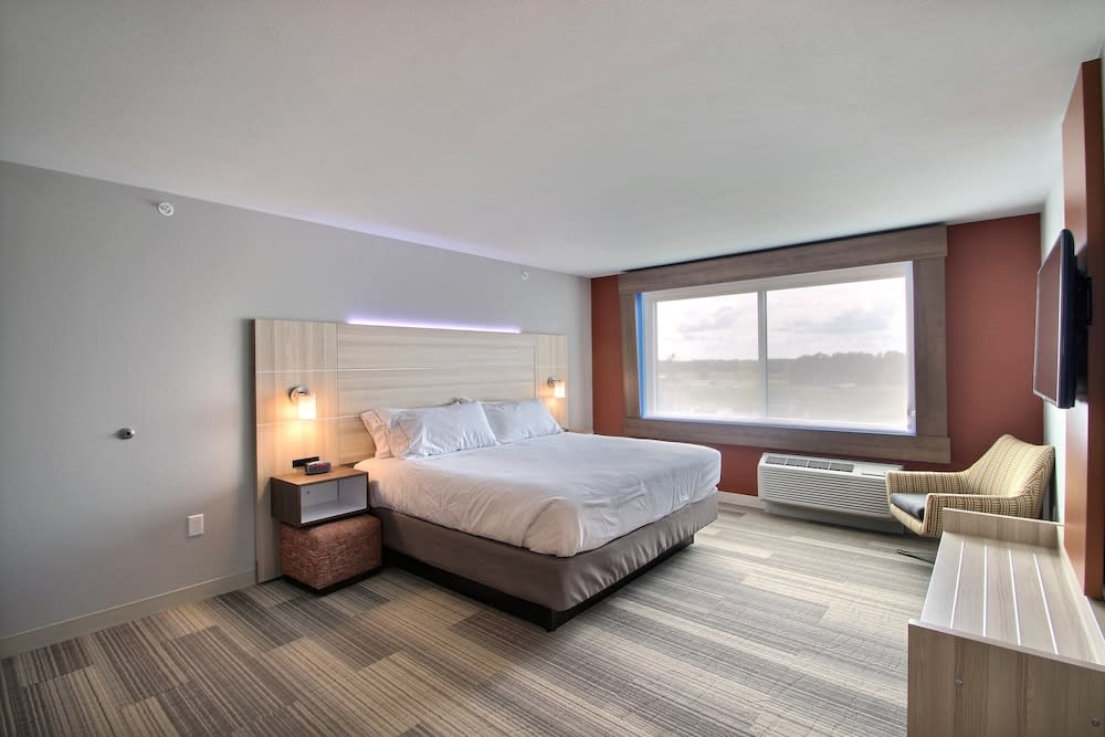 Holiday Inn Express & Suites Fond Du Lac by IHG 3