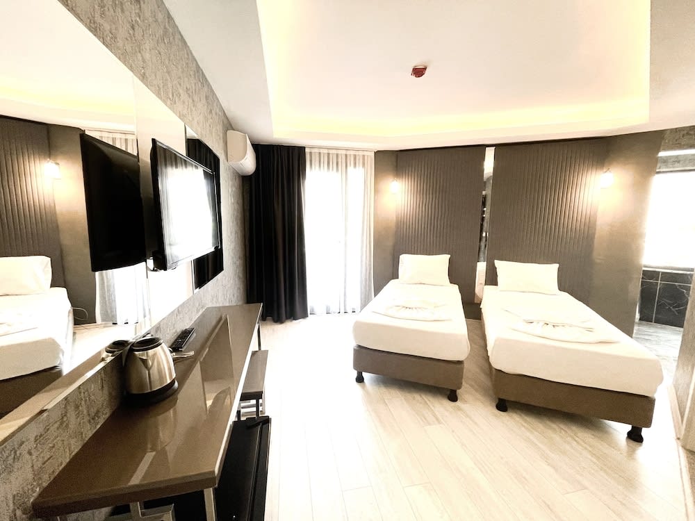 Emilia Otel 2