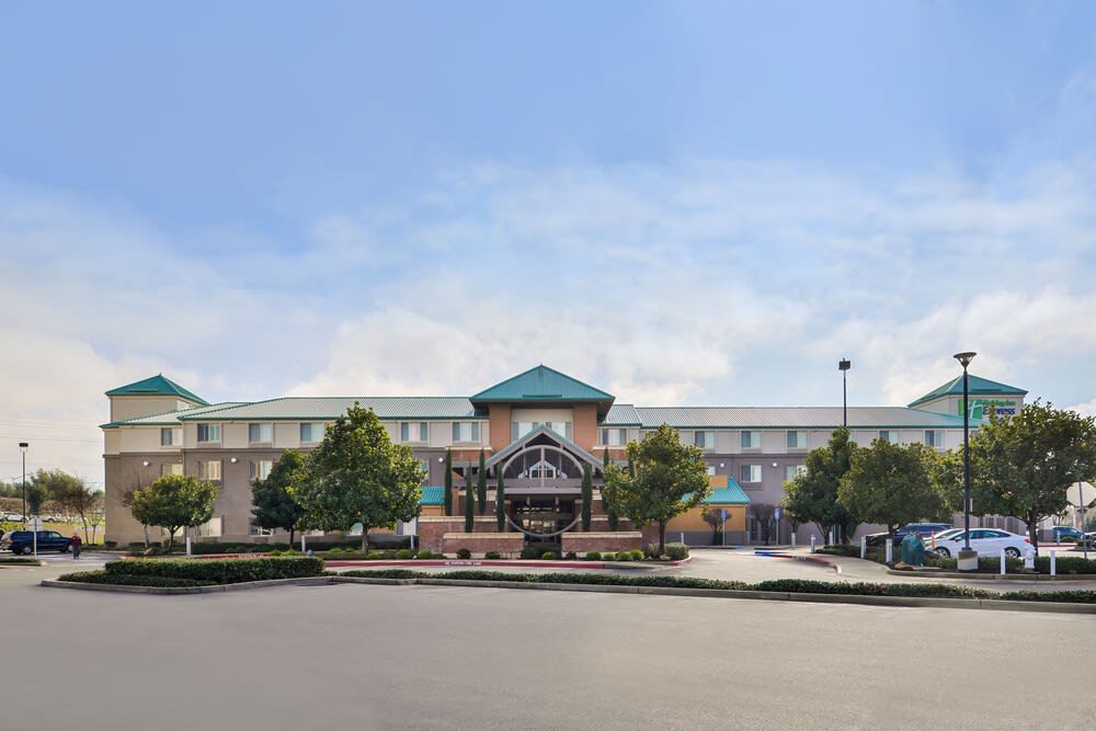 Holiday Inn Express & Suites ELK GROVE CENTRAL - HWY 99 by IHG 1