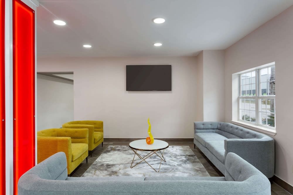 Super 8 by Wyndham San Antonio Airport North 3