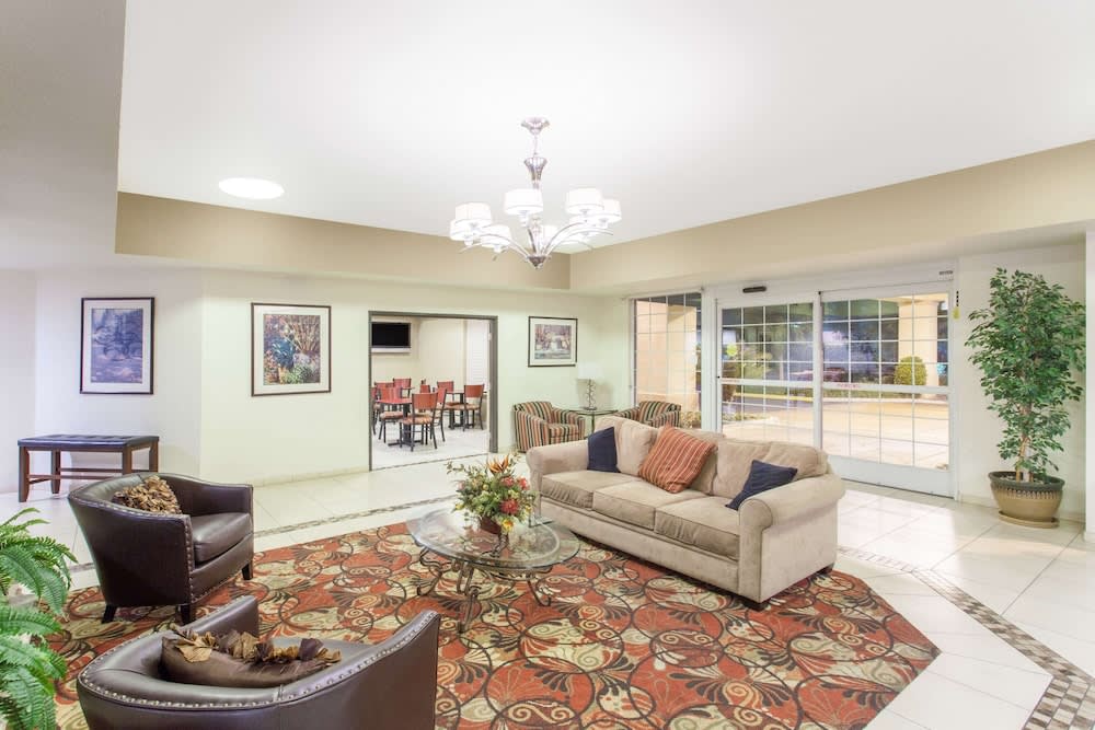 Ramada by Wyndham Fresno Northwest 2