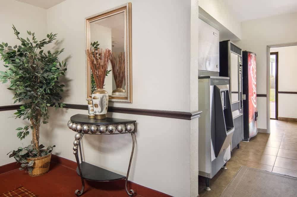 Red Roof Inn Fort Worth – Saginaw 2