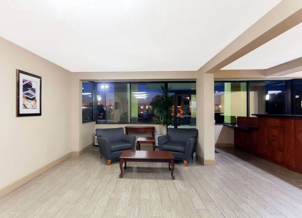 Super 8 by Wyndham Clarksville Northeast 2
