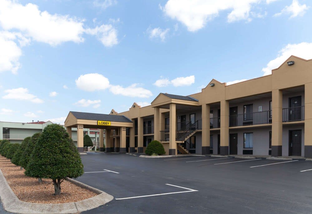 Super 8 by Wyndham Clarksville Northeast 1