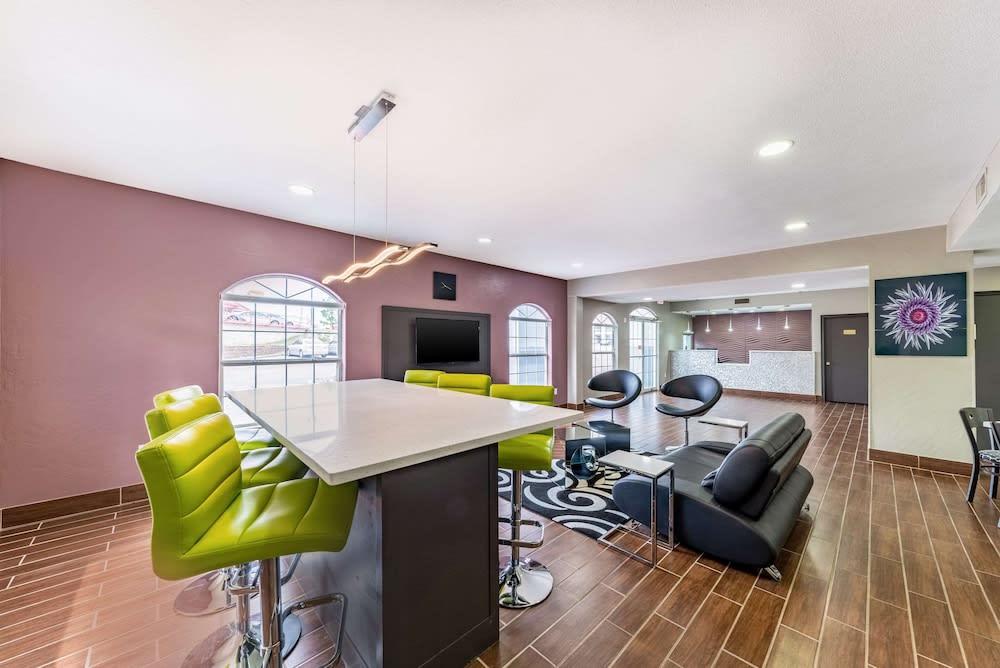 Quality Inn & Suites Canton 4