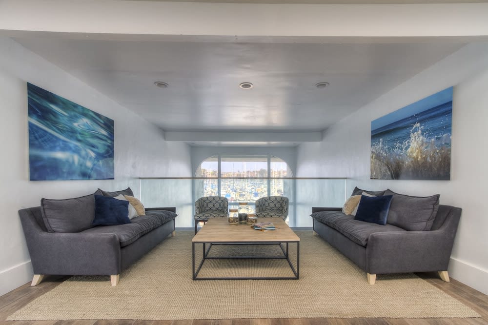 Oceanside Marina Suites - A Waterfront Hotel 2