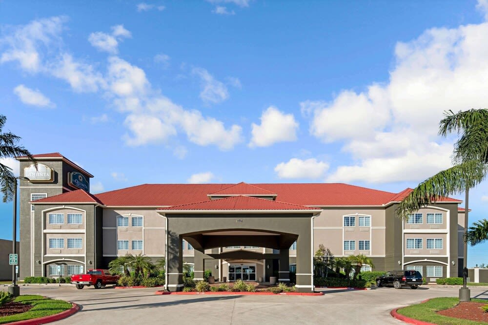 La Quinta Inn & Suites by Wyndham Mercedes Outlet Mall 1