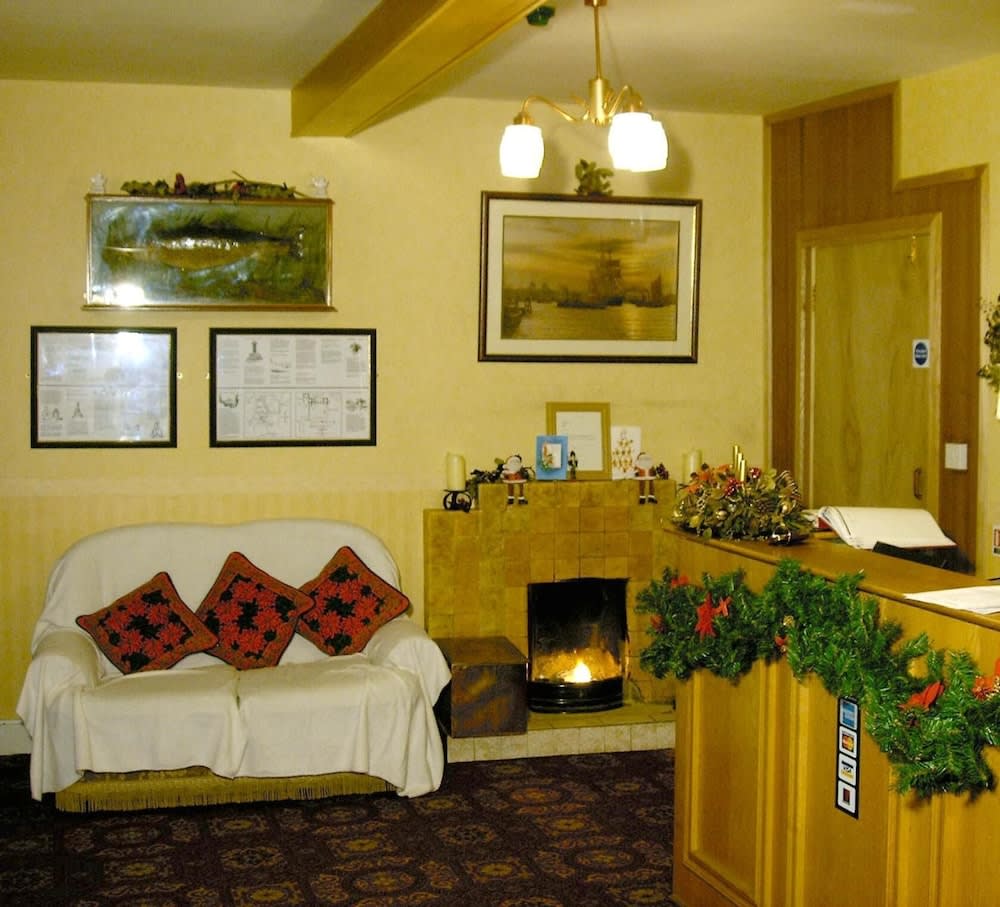 Ryan's Hotel 2