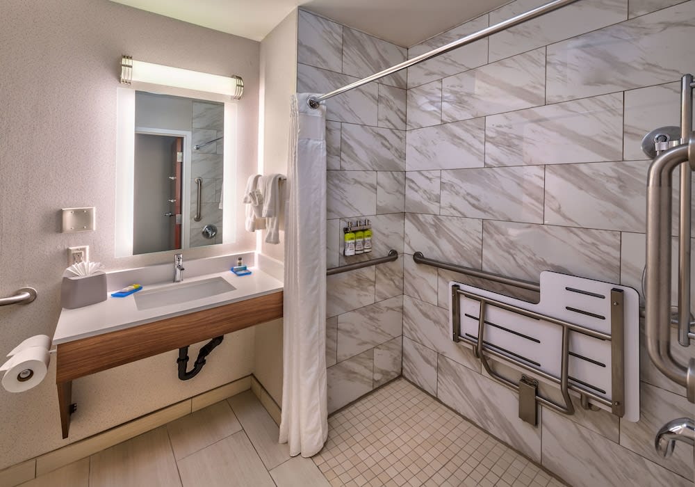 Holiday Inn Express & Suites RENO AIRPORT by IHG 2