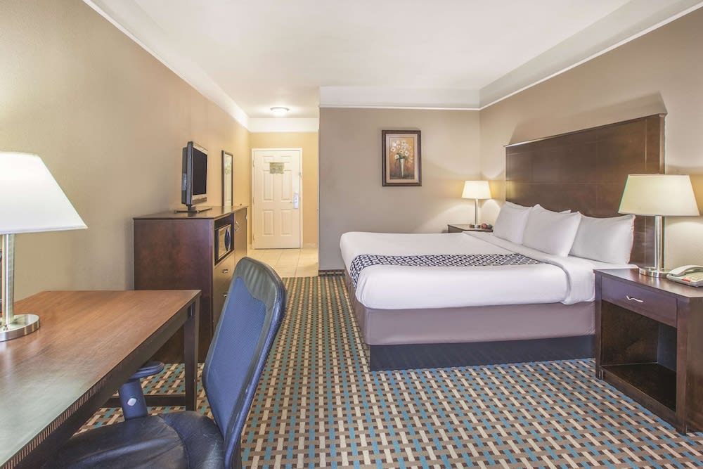 La Quinta by Wyndham Bay City 1