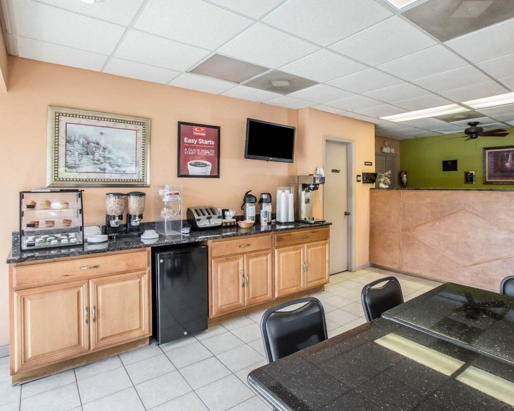 Econo Lodge Biltmore 2