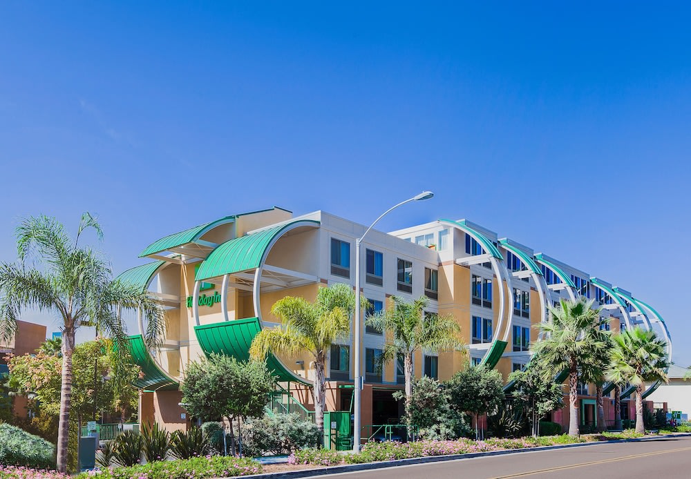 Holiday Inn OCEANSIDE CAMP PENDLETON AREA by IHG 1