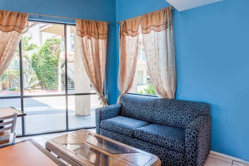 Howard Johnson by Wyndham Norco 2