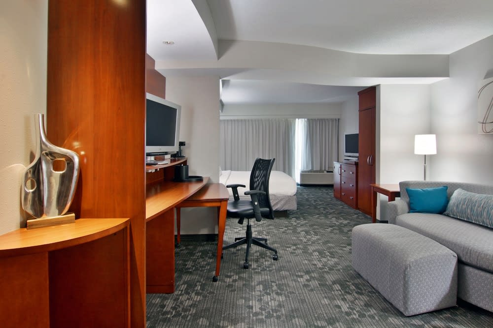Courtyard by Marriott Clarksville 2