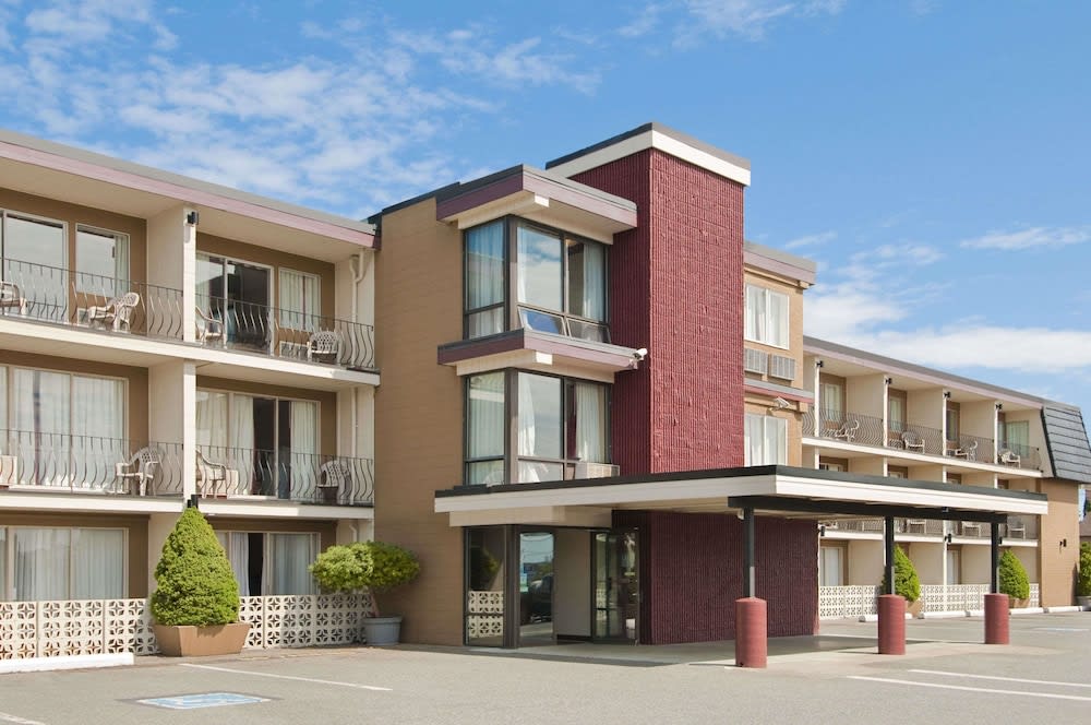 Travelodge by Wyndham Nanaimo 1