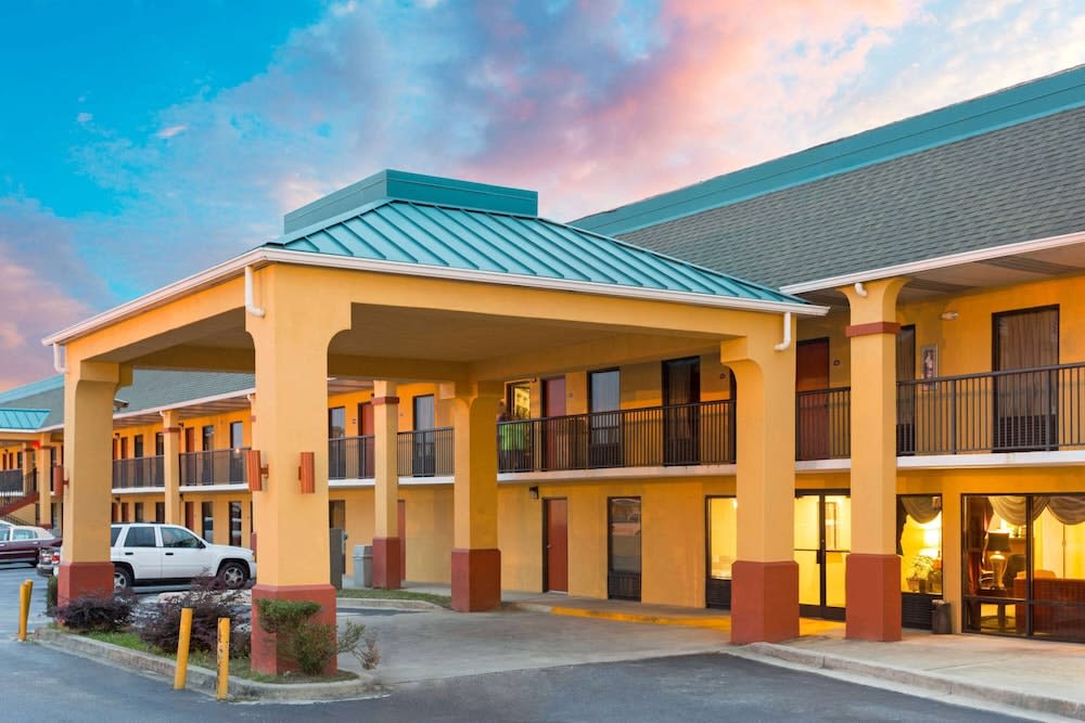Super 8 by Wyndham Orangeburg Near I-26 1