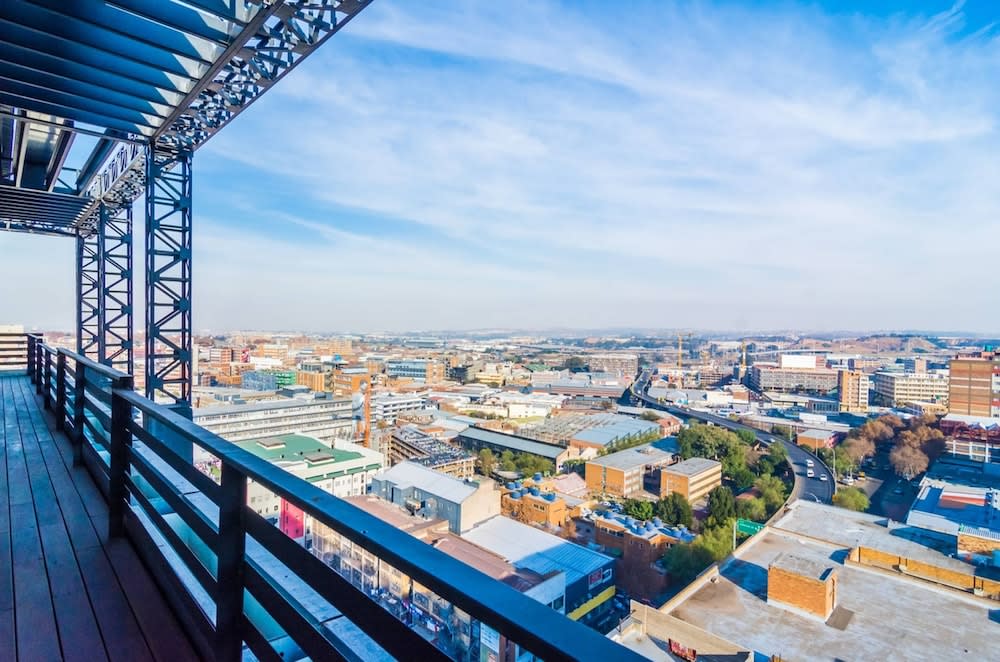 Maboneng Artsy Apartment - Secure with Full Backup Water & Electric 1