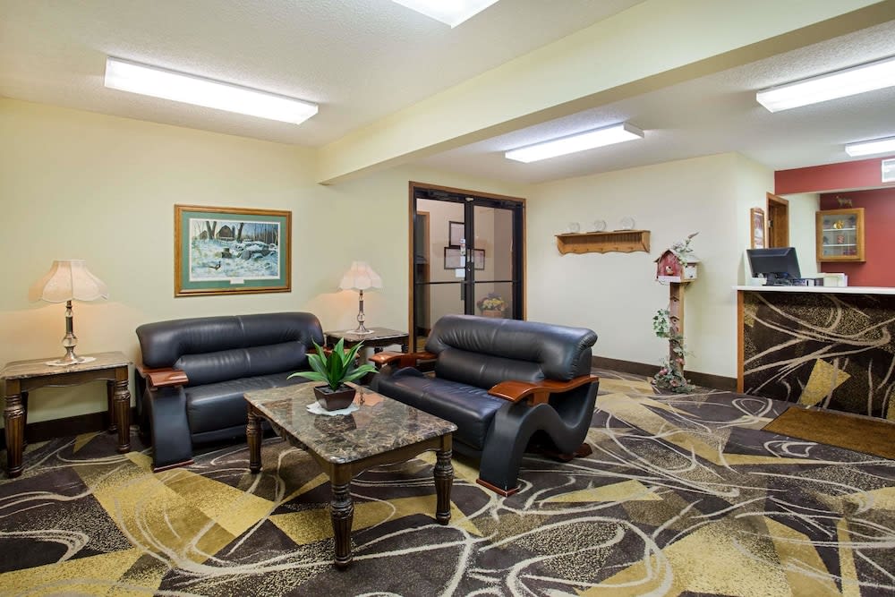 Super 8 by Wyndham Charles City 2