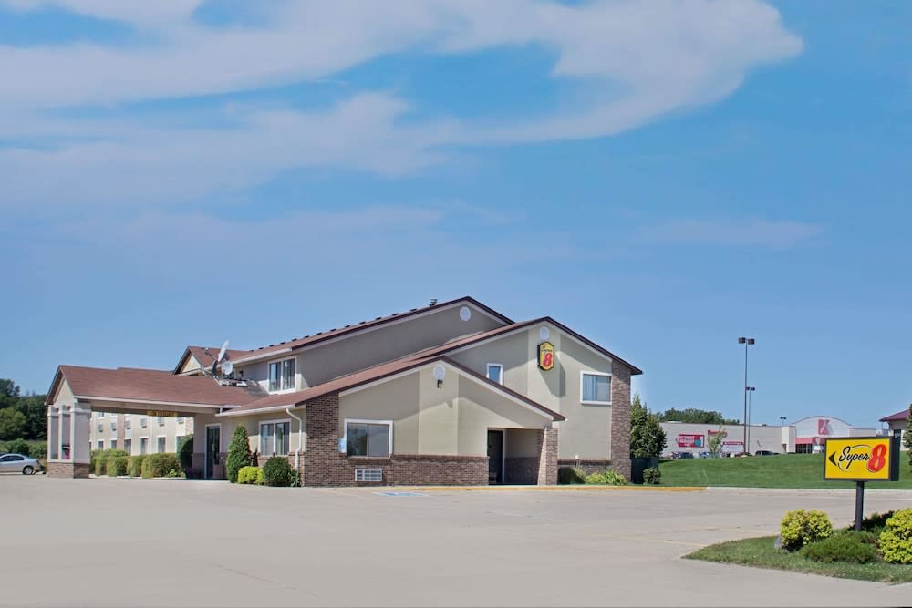 Super 8 by Wyndham Charles City 1