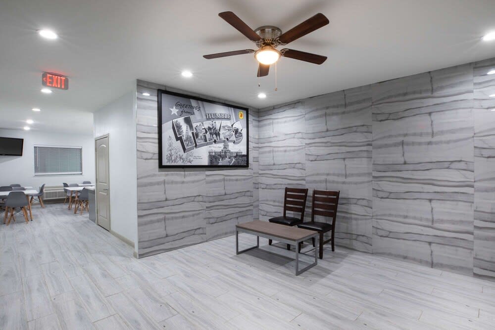 Super 8 by Wyndham Humble Houston Fallcreek 2