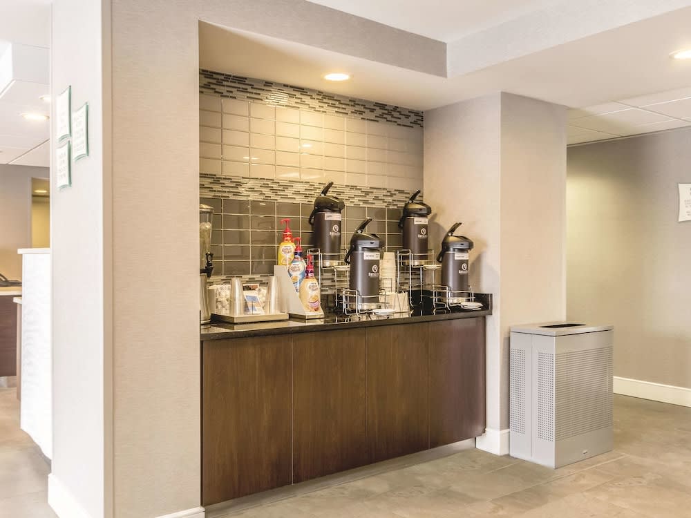La Quinta Inn & Suites by Wyndham Cleveland - Airport North 2