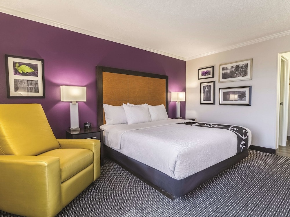 La Quinta Inn & Suites by Wyndham Cleveland - Airport North 1