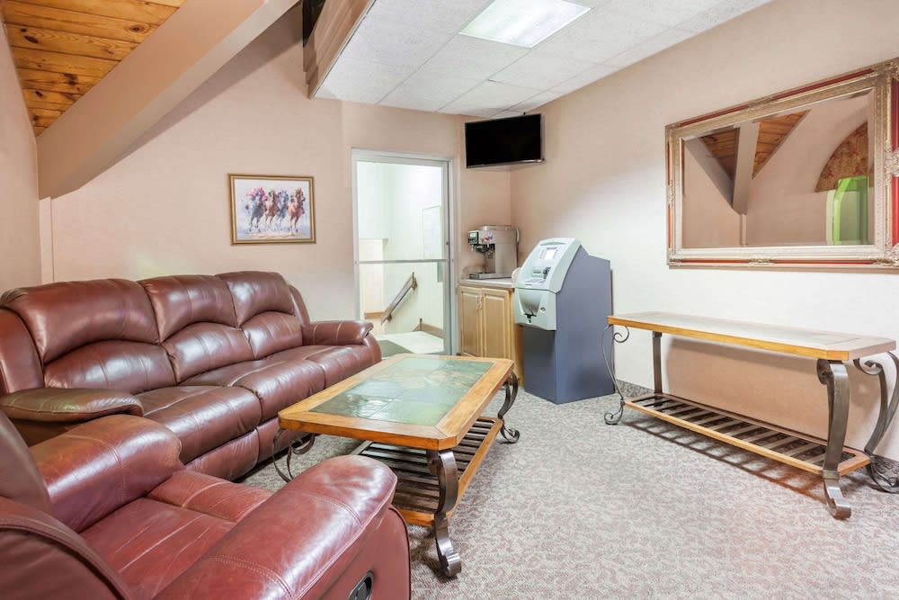 Days Inn & Suites by Wyndham Lexington 2