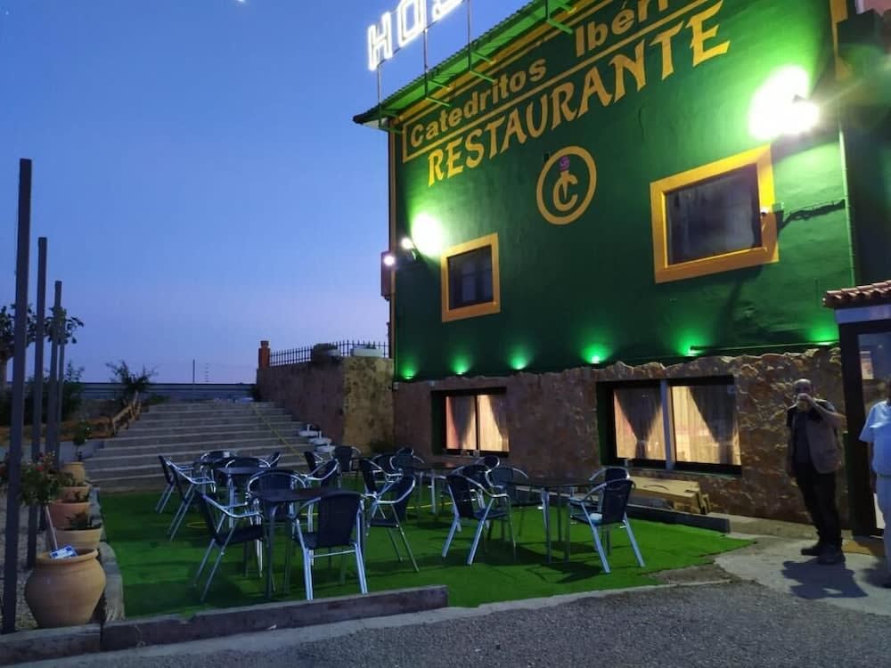 Hostal Catedritos Ibéricos A-5 KM 154 1