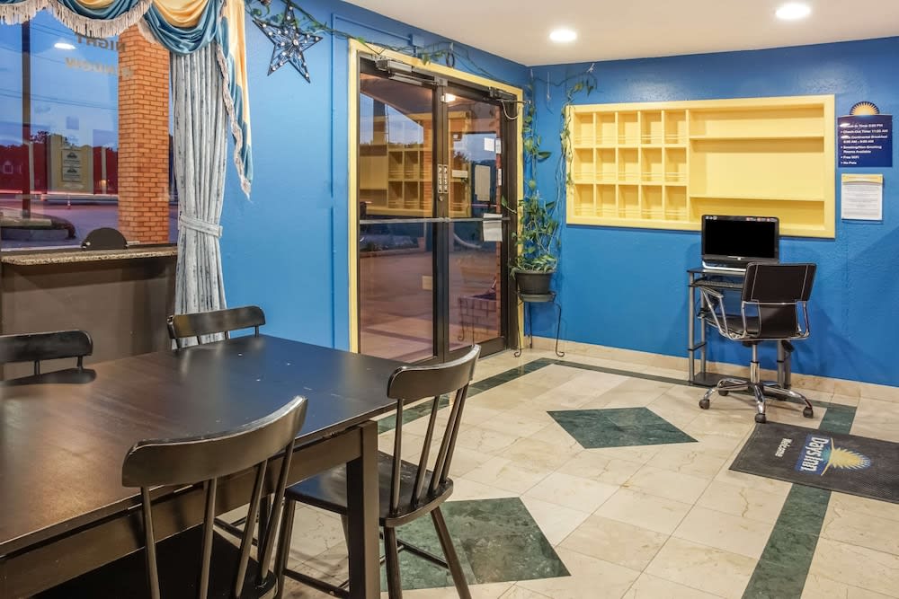 Days Inn by Wyndham Bastrop 2