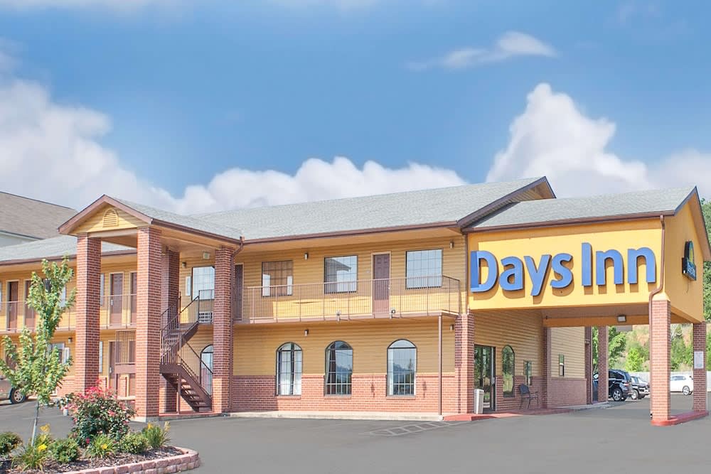 Days Inn by Wyndham Fayetteville 1