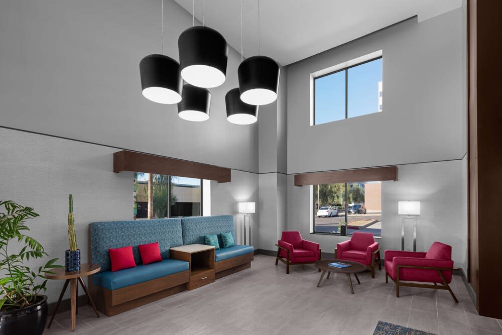 Hampton Inn Phoenix-Biltmore 2