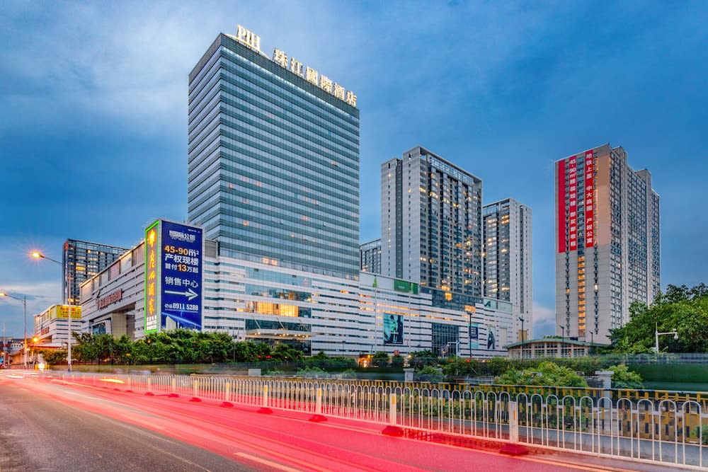 Guangzhou Pearl River International Hotel （Yijing Lu Metro Station） 1