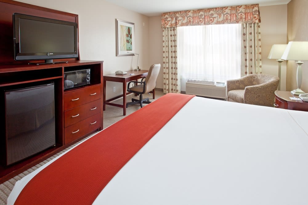 Holiday Inn Express & Suites COLLEGE STATION by IHG 2
