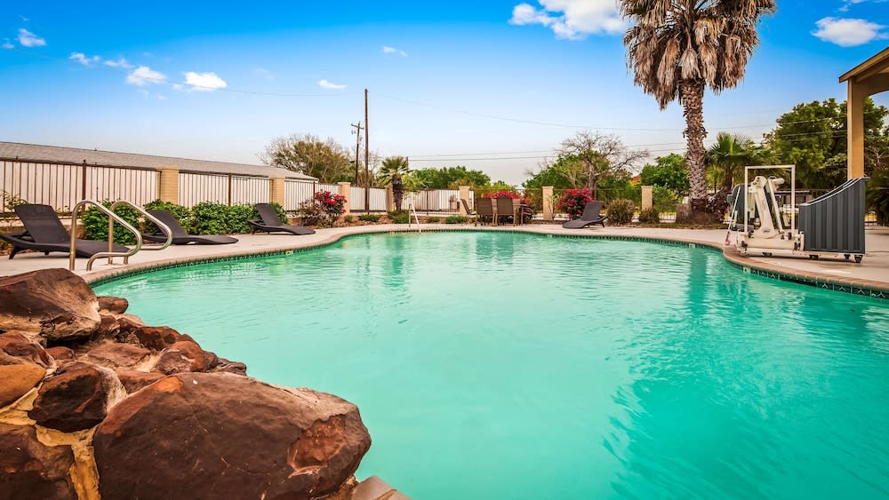 SureStay Hotel by Best Western Floresville 1
