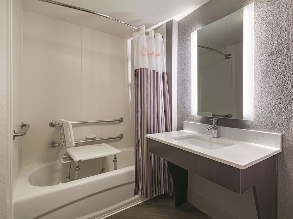 La Quinta by Wyndham Dallas Plano West 4