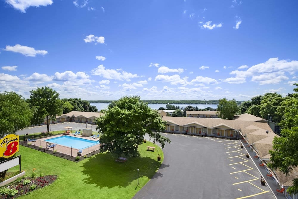 Super 8 by Wyndham Brockville 1
