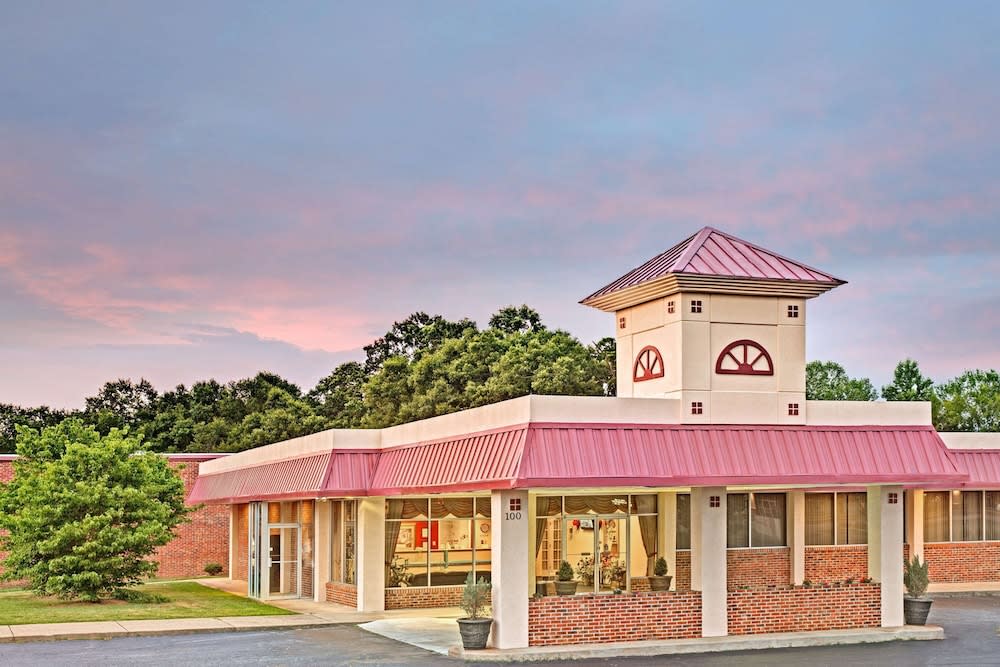 Super 8 by Wyndham Gaffney 1