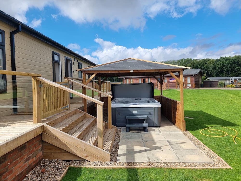 Pet Friendly 2-bed Luxury Lodge in Routh w/ Hottub 1