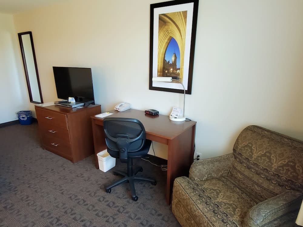 Days Inn by Wyndham Ottawa Airport 5