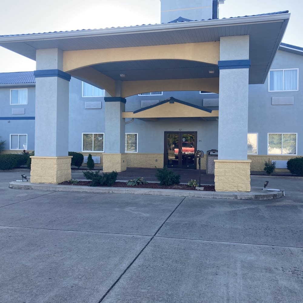 Super 8 by Wyndham Martinsville 1