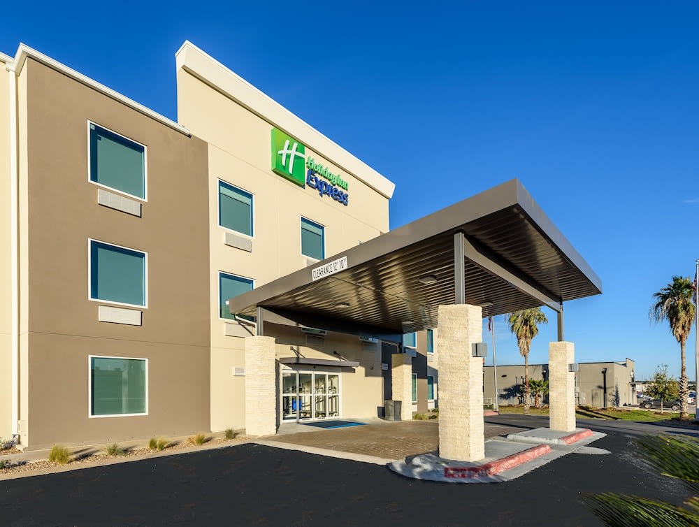 Holiday Inn Express & Suites BASTROP by IHG 1