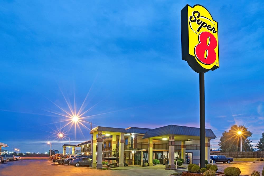 Super 8 by Wyndham Shawnee 1