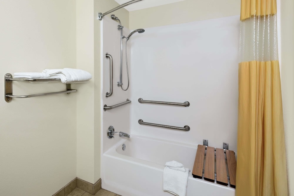 Days Inn by Wyndham Geneva/Finger Lakes 4