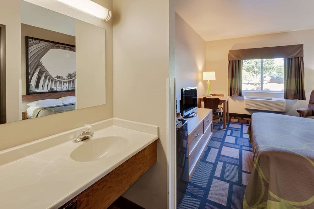 Super 8 by Wyndham Akron S/Green/Uniontown OH 5