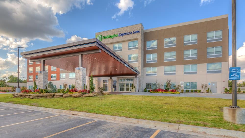 Holiday Inn Express & Suites Tulsa Midtown by IHG 1